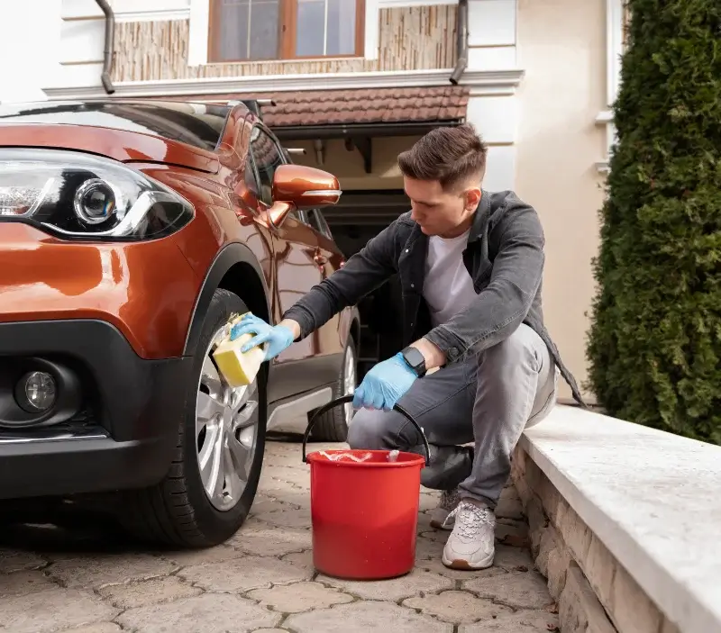 Lavage auto à domicile Saint-Cosme-en-Vairais : professionnel intervenant sur un véhicule